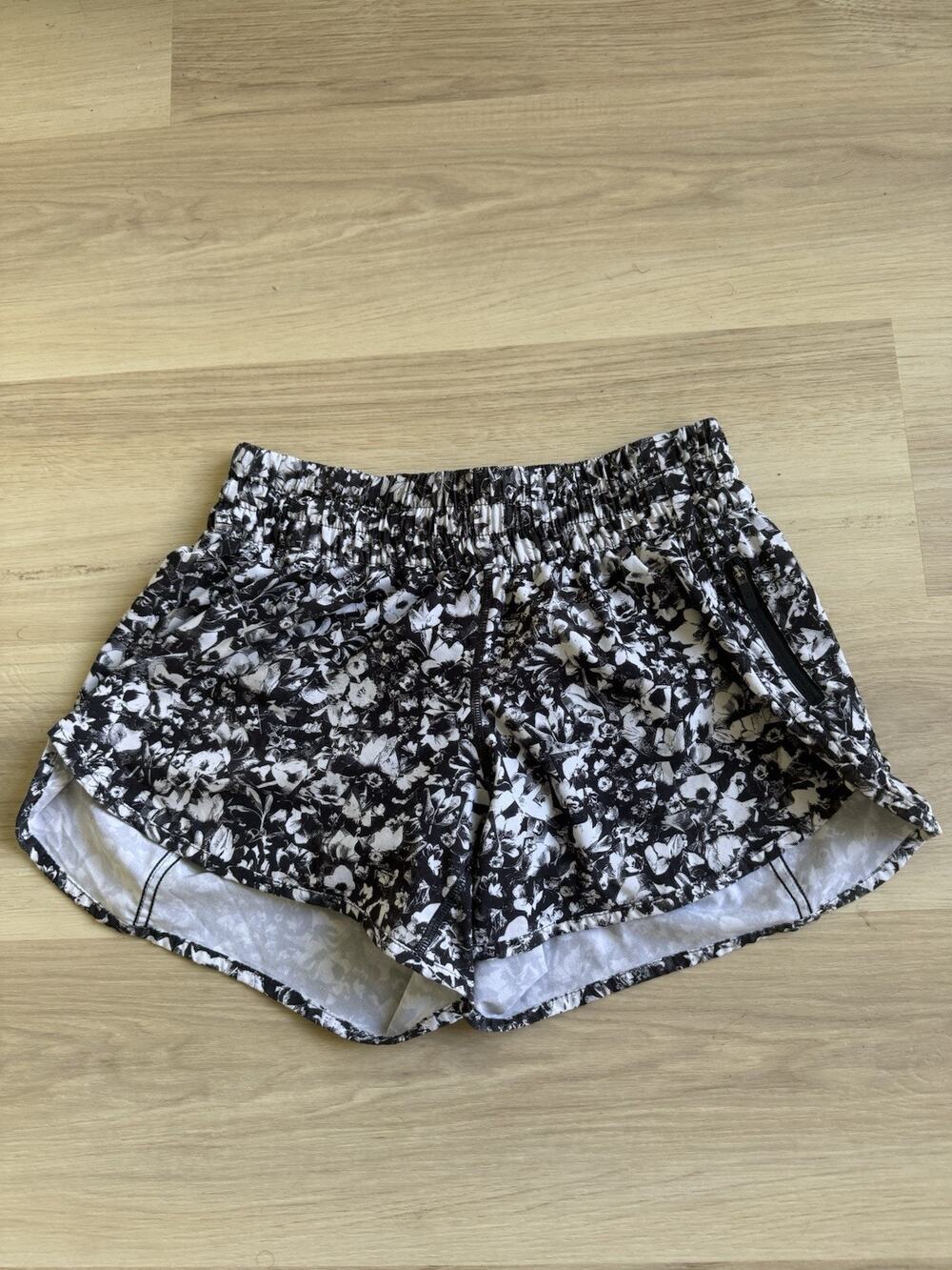 Lululemon Tracker Short V (4") Mash Up White Black / Black Womens Size 8